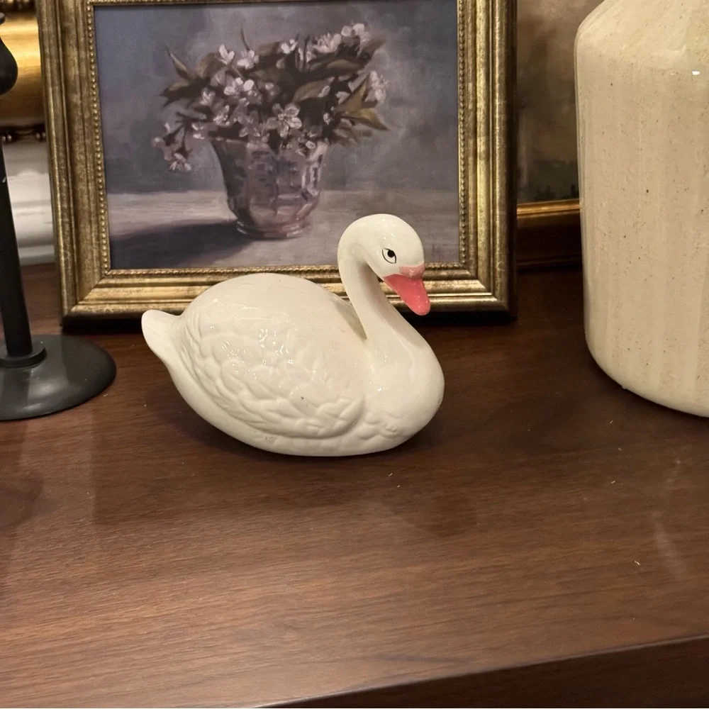 Vintage 1988 Trippie’s ceramic glazed swan figurine